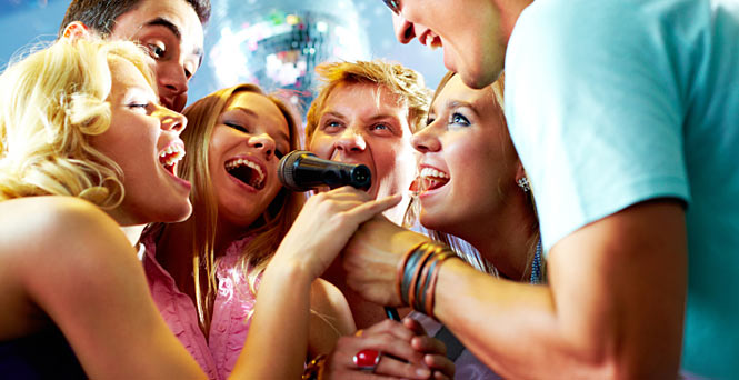 Mergi intr-un bar de karaoke si canta!
