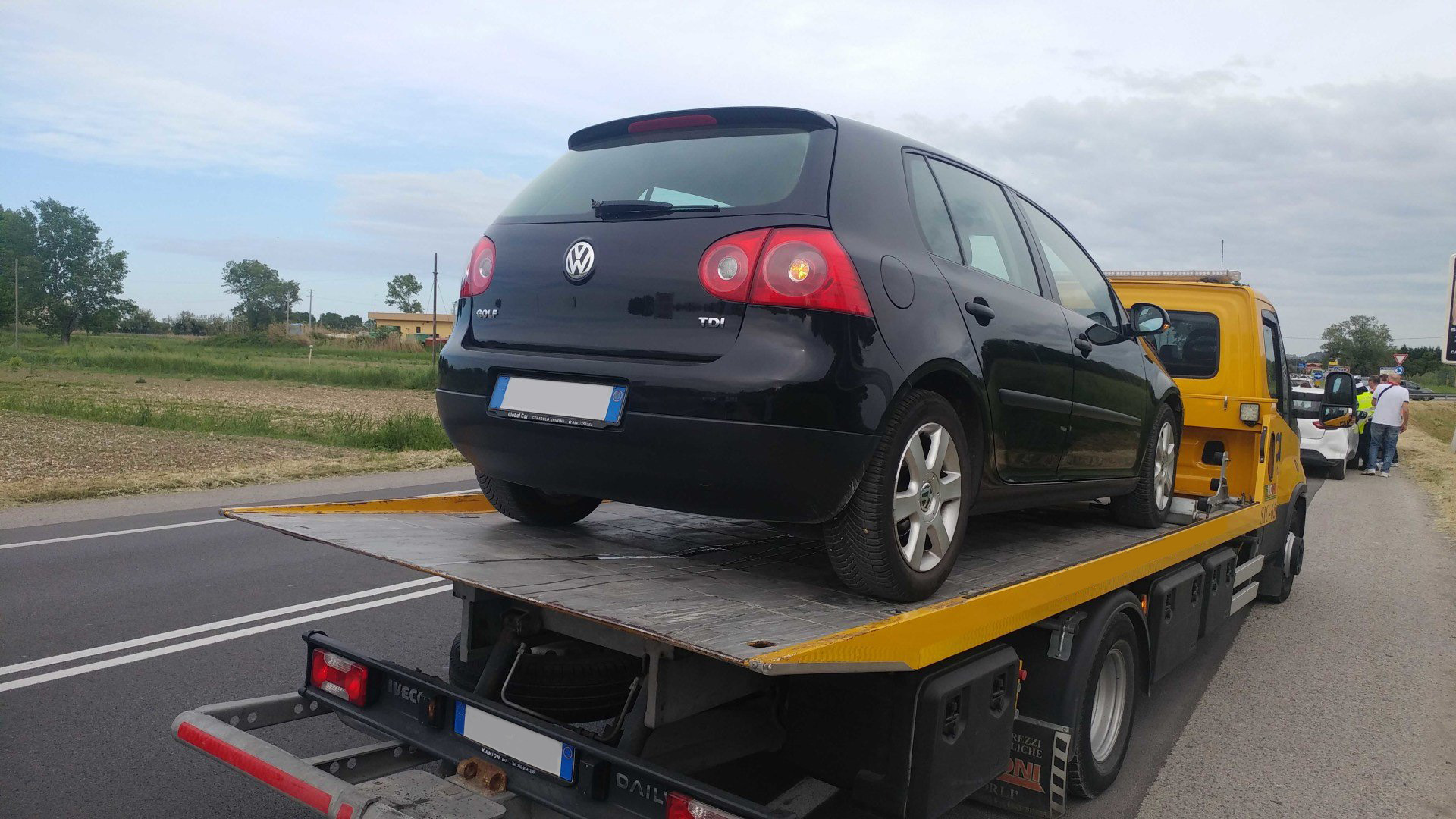 Alege o firmă de tractari auto care oferă asistență auto