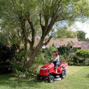 Cum alegi un tractoras pentru tuns gazonul?