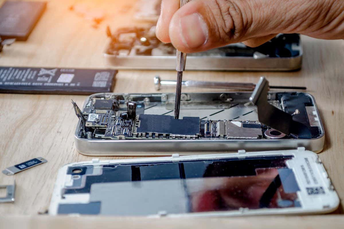 Ti s-a stricat Iphone-ul? Cum alegi un serviciu de reparatii?