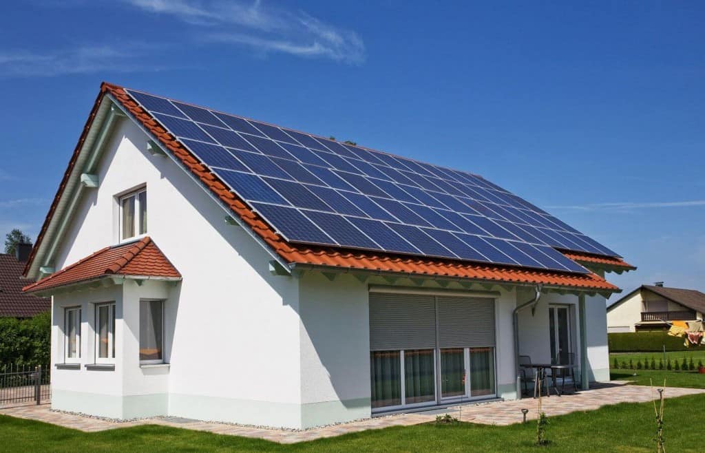 Compararea panourilor solare și fotovoltaice pentru casa ta