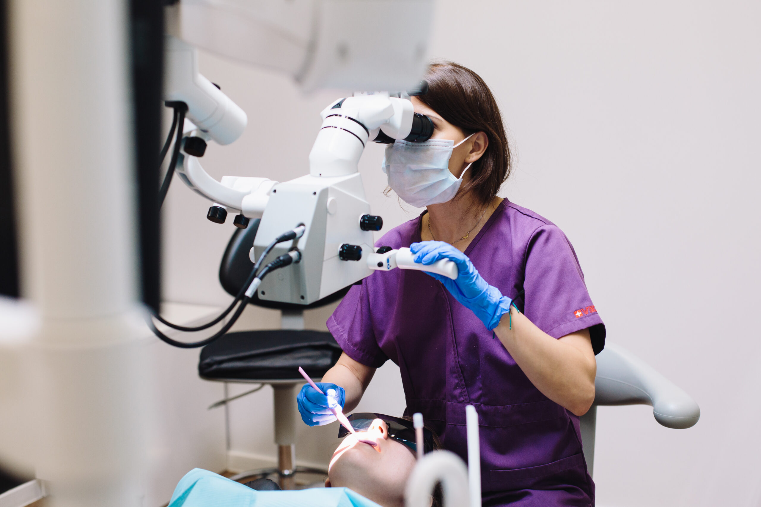Ai un implant dentar care se misca? Descopera cum poti sa remediezi problema si sa te bucuri din nou de beneficiile acestuia