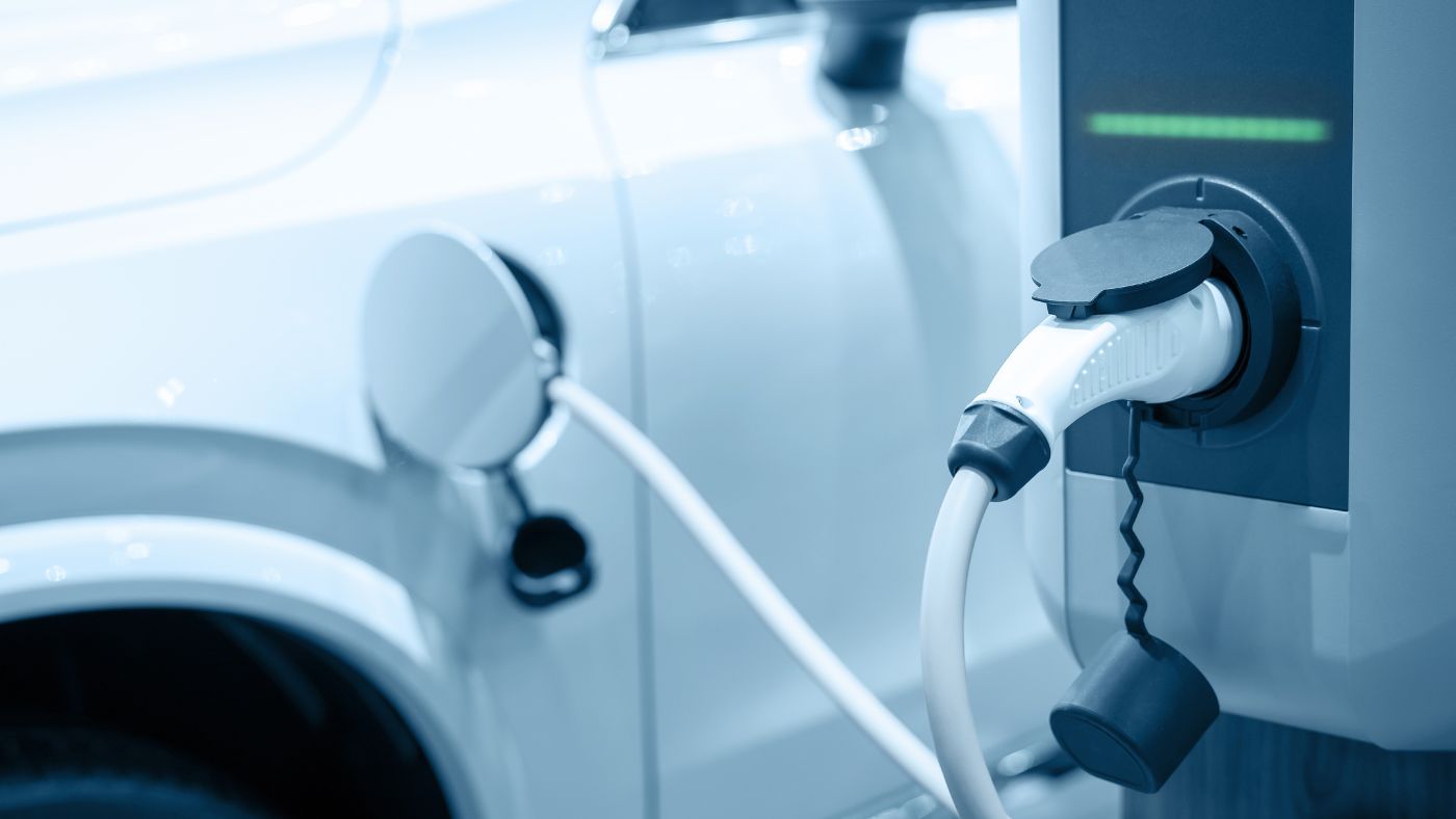 Merită să îți instalezi o stație de încărcare electrică acasă?