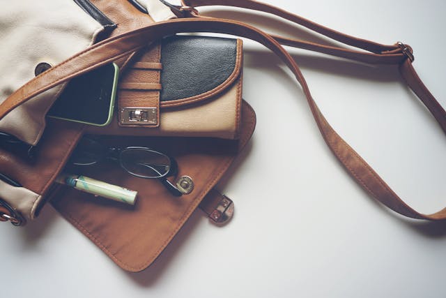 Portofele minimaliste din piele naturală: Funcționalitate și stil într-un singur accesoriu