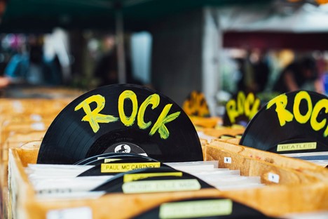 Descoperă topul celor mai influente trupe rock cu basiști remarcabili
