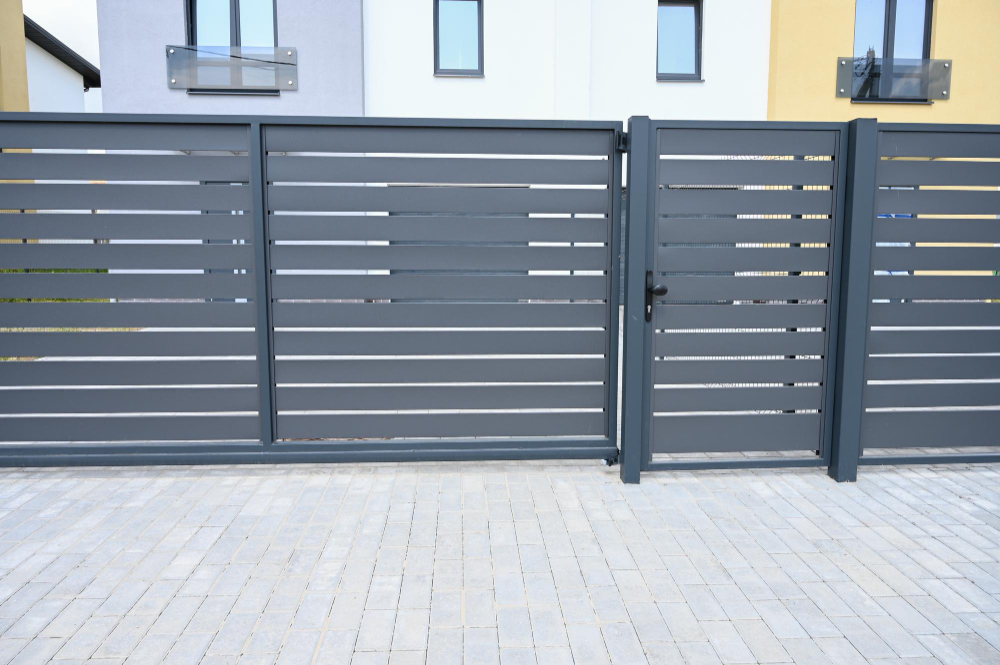 Gardul din sipca metalica – solutia moderna si rezistenta pentru imprejmuirea proprietatilor