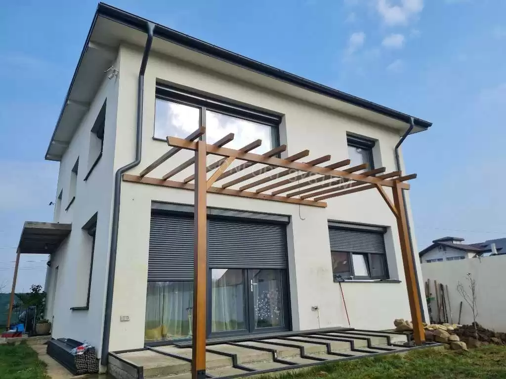 Cum să îți transformi terasa într-o oază de relaxare cu o pergolă din lemn personalizată