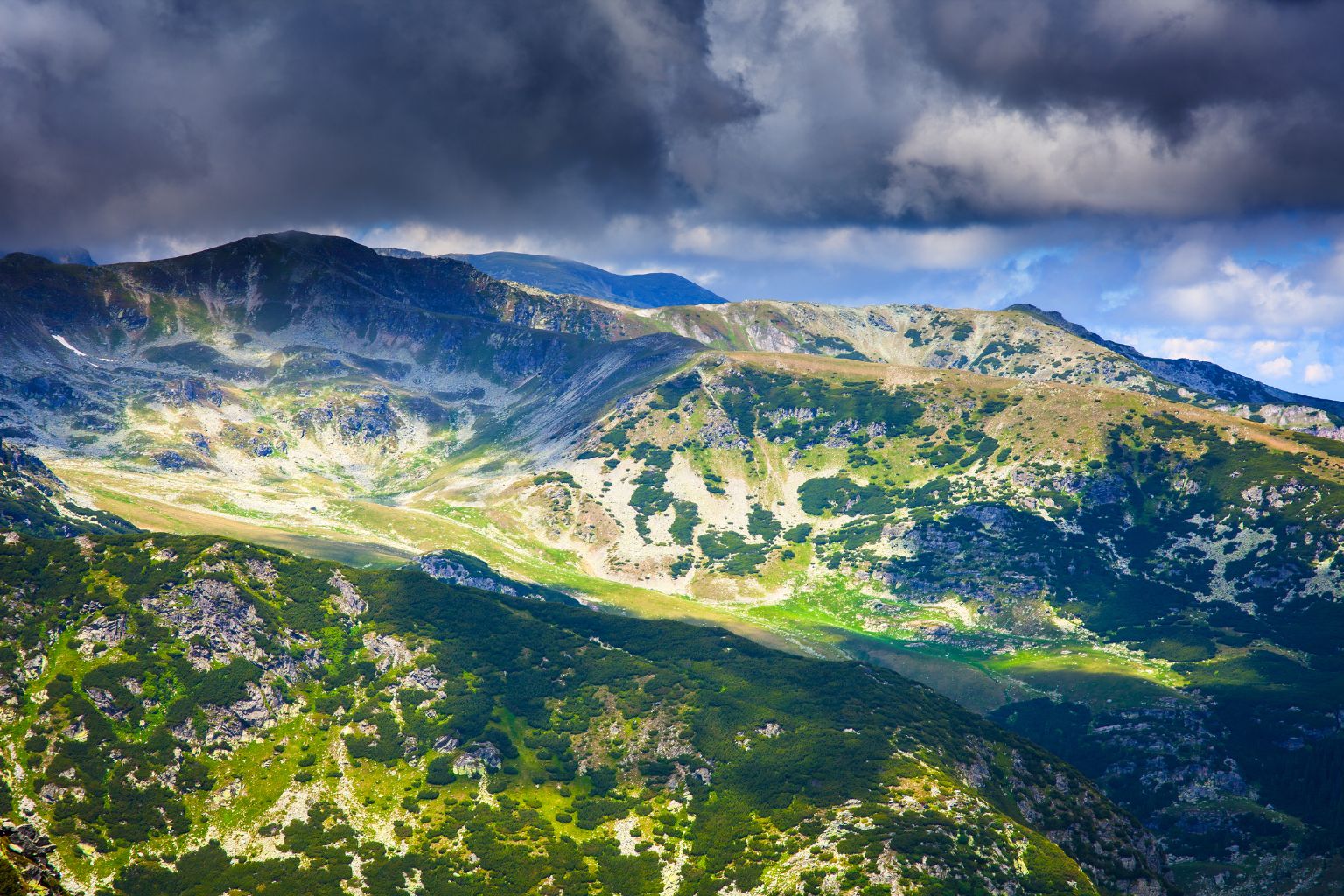 Vacanță activă în România: descoperă Munții Parâng pas cu pas