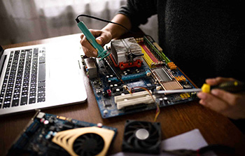 Cum va poate ajuta un service laptop sa economisiti timp si bani