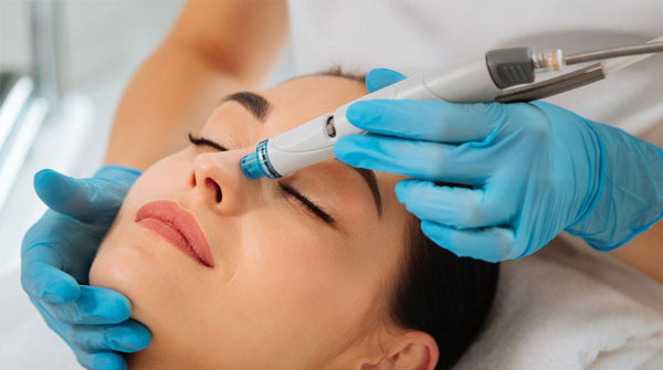 Tratamentul Hydrafacial explicat ce presupune și cui i se adresează