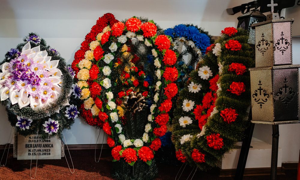 Ce mesaj se scrie pe panglica unei coroane funerare?
