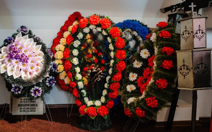 Ce mesaj se scrie pe panglica unei coroane funerare?