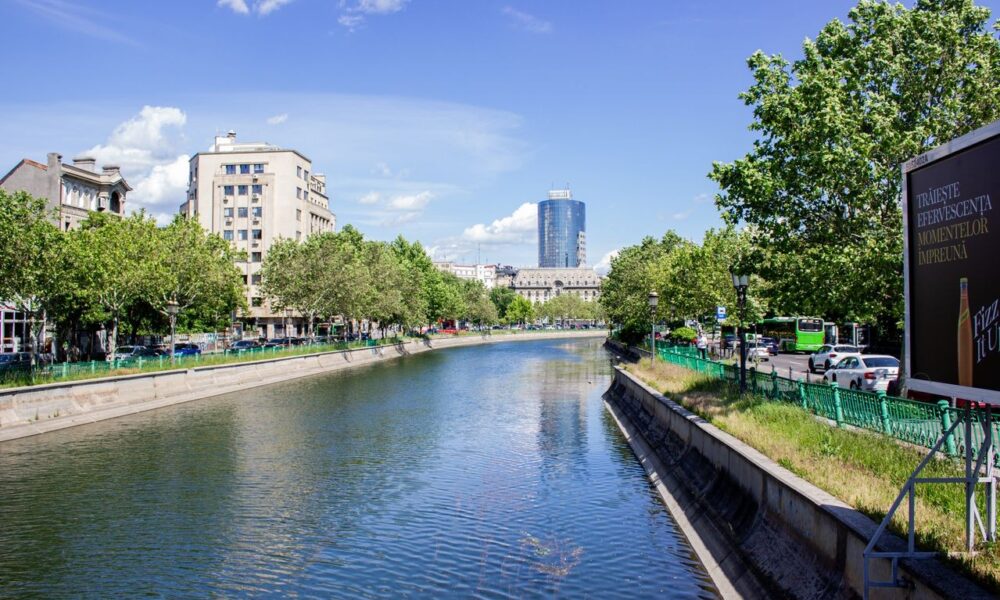 Canalul Dâmbovița din centrul Bucureștiului, cu clădiri istorice și panoramă urbană